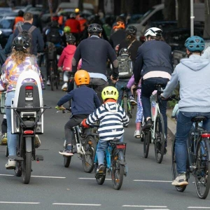 Erwachsene und Kinder auf Fahrrädern.