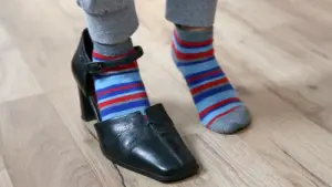 Kind in den Schuhen ihrer Mutter