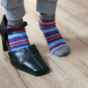 Kind in den Schuhen ihrer Mutter