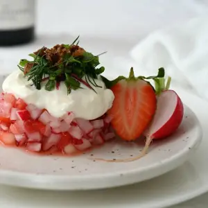 Radieschen-Erdbeer-Salat mit Ziegen-Feta-Creme