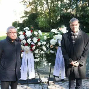 Kranzniederlegung am Denkmal für Sinti und Roma