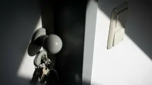 Ein Schlüssel steckt im Schloss einer Tür
