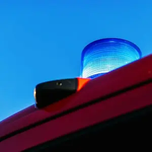 Ein Blaulicht leuchtet auf dem Dach eines Feuerwehrfahrzeugs