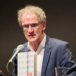 Schriftsteller Dirk Oschmann stürzt bei Lesung von Bühne