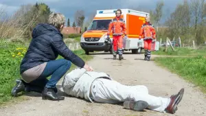 Eine Frau wartet auf einen Rettungswagen