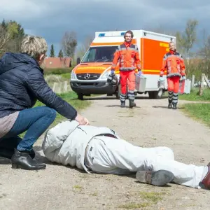 Eine Frau wartet auf einen Rettungswagen