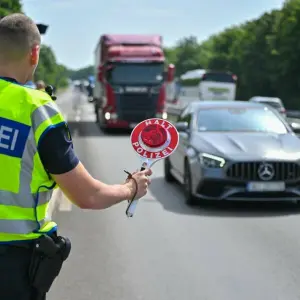 Symbolbild - Grenzkontrolle auf der A12