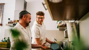 Vater und Sohn spülen ab