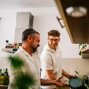 Vater und Sohn spülen ab