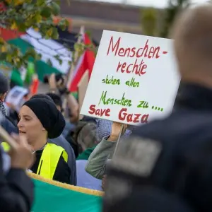 Nahostkonflikt –  Pro-Palästina-Demonstration in Düsseldorf