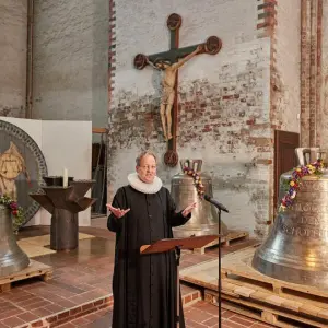 Erste neue Glocke in Lübecker Marienkirche wird hochgezogen