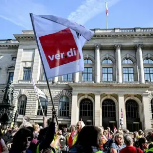 Streikende Kita-Erzieherinnen und Erzieher