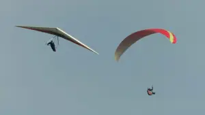 Gleitschirm- und Drachenflieger (Symbolbild)