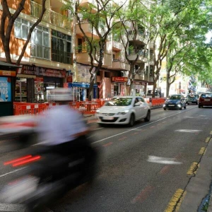 Autos fahren auf einer Straße in Palma de Mallorca