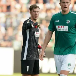 Torwart Philipp Klewin (l) vom VfB Lübeck