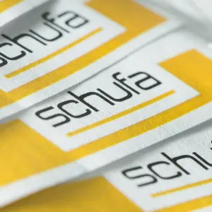 Das Schufa-Logo auf Papierbogen