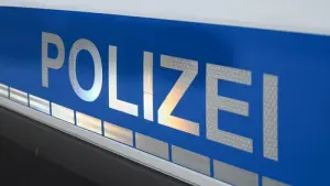 Der Polizei-Schriftzug auf einem Einsatzwagen.