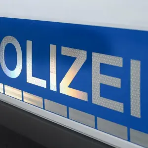 Der Polizei-Schriftzug auf einem Einsatzwagen.