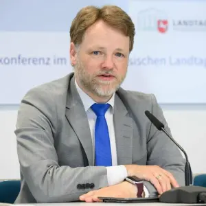 Kabinetts-Pk Niedersachsen mit Finanzminister Heere