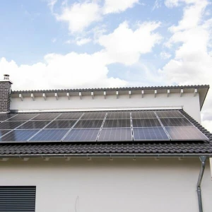 Ein Wohnhaus mit Photovoltaik auf dem Dach