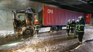 Nach Lastwagen-Brand im Hamburger Elbtunnel
