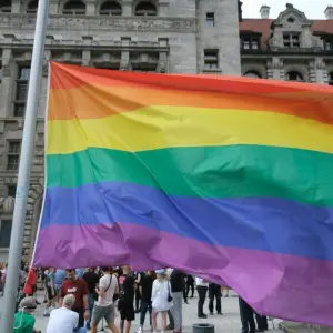 Regenbogenflagge vor Leipziger Rathaus