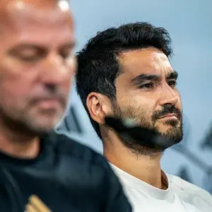 Hansi Flick und Ilkay Gündogan (r)