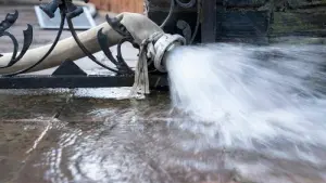 Hochwasser wird aus einem Keller gepumpt