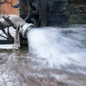 Hochwasser wird aus einem Keller gepumpt