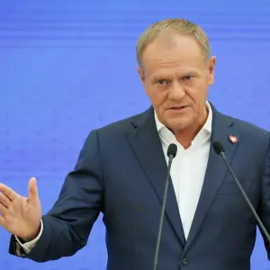 Donald Tusk gibt Pressekonferenz