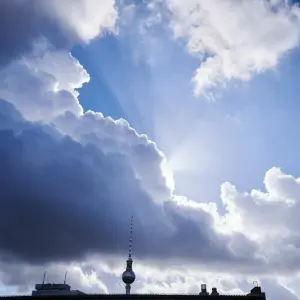 Symbolfoto Sonne und Wolken über Berlin