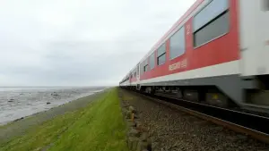 Ein Zug der DB Regio fährt über den Hindenburgdamm