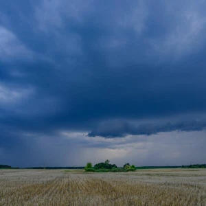 Gewitter ziehen über die Landschaft