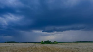 Gewitter ziehen über die Landschaft