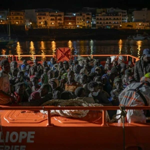 Mehr als 300 Migranten erreichen Hafen auf El Hierro