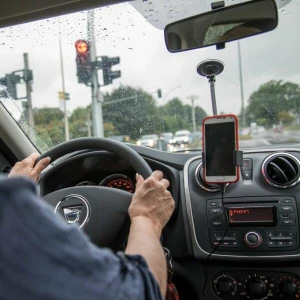 Eine Frau sitzt im Auto