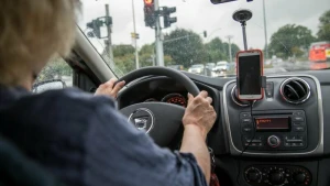 Eine Frau sitzt im Auto