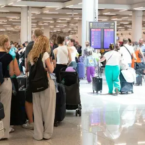 Passagiere warten auf dem Flughafen von Palma de Mallorca