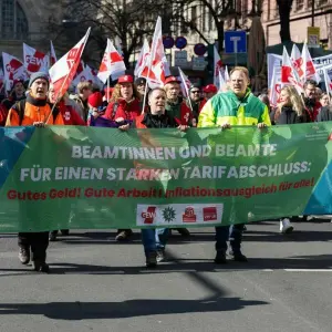 Beamte demonstrieren in Frankfurt