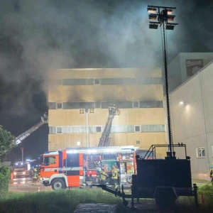 Feuer in Lagerhalle einer Schokoladenfabrik