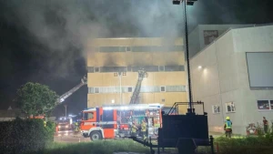 Feuer in Lagerhalle einer Schokoladenfabrik