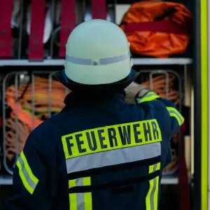 Feuerwehrmann an Einsatzfahrzeug