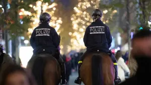 Polizistinnen und Polizeipferde in Stuttgart