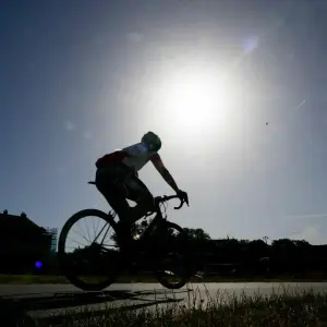 Rennradfahrer fährt auf einer Straße.