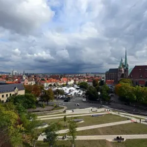 Viele Wolken ziehen über Erfurt