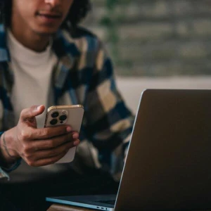 Ein Mann hält ein Iphone in der Hand