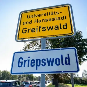 Greifswald erhält plattdeutsches Ortsschild
