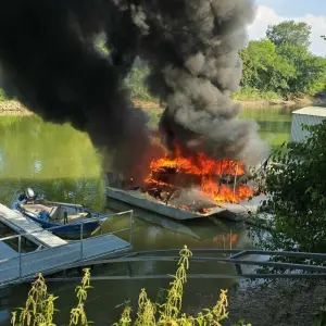 Bootsbrand im Hafen von Germersheim