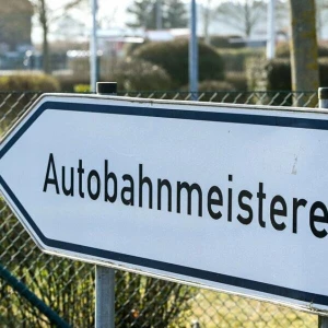 Schild „Autobahnmeisterei“