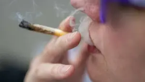 Eine Frau raucht einen Joint